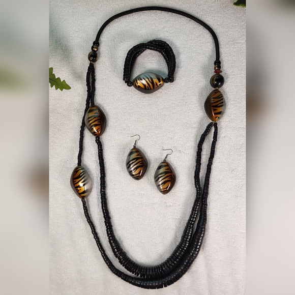 Bold and Chunky Beaded TIGER Statement Jewelry - Necklace, Bracelet and Earrings - Picture 2 of 4